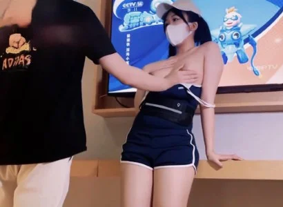 Em nhân viên xinh đẹp bán TV cùng anh khách may mắn