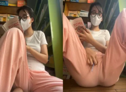 Người đẹp vừa đọc sách vừa nhét sextoy vào âm đạo