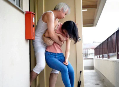 Cô vợ trẻ bị bố chồng già làm chuyện ấy