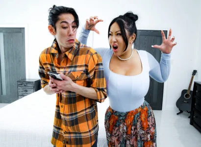 Con trai nọ gây cho mẹ kế xăm trổ hàng múp cực khoái