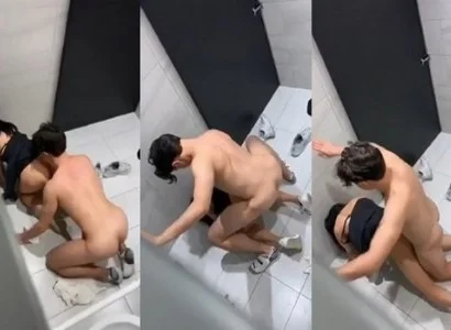 Hai người trong WC quán bar quan hệ trong WC quán bar
